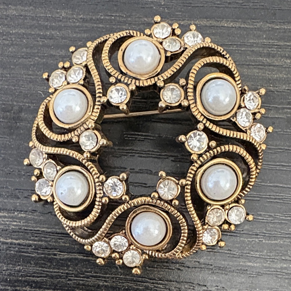 Gold and Pearl Brooch